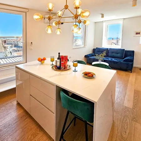 1bdr With Balcony At Prime Location * Split