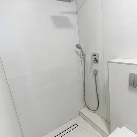 Lejlighed 1bdr With Balcony At Prime Location *