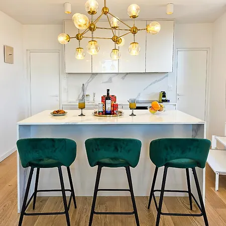 1bdr With Balcony At Prime Location Lejlighed *